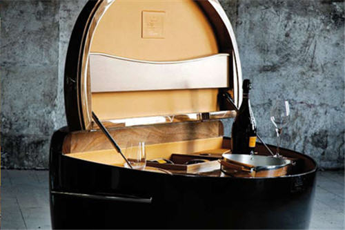 http://www.exoticexcess.com/wp-content/uploads/2008/08/riva-and-veuve-clicquot-champagne-travel-cases.jpg